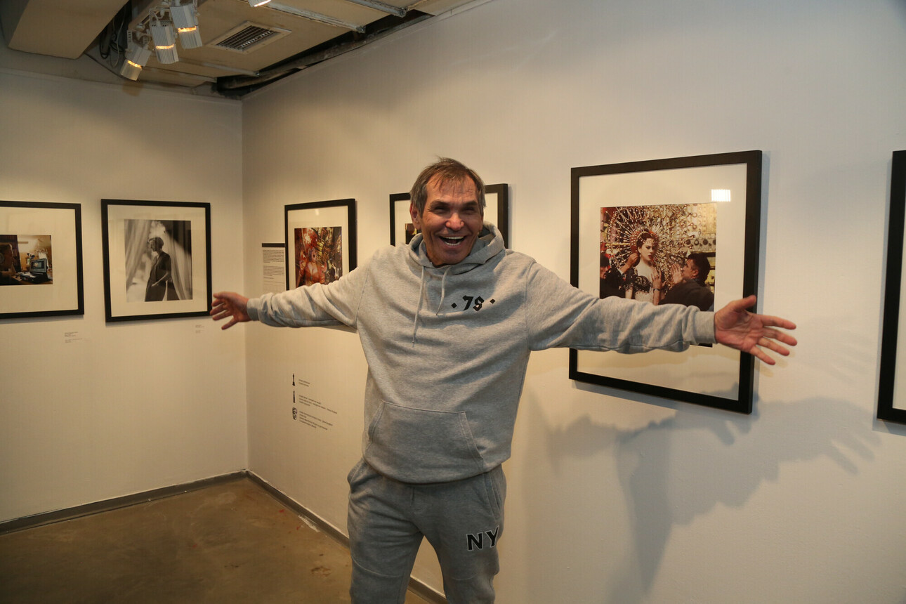 На выставку Алибасов пришел в спортивном костюме