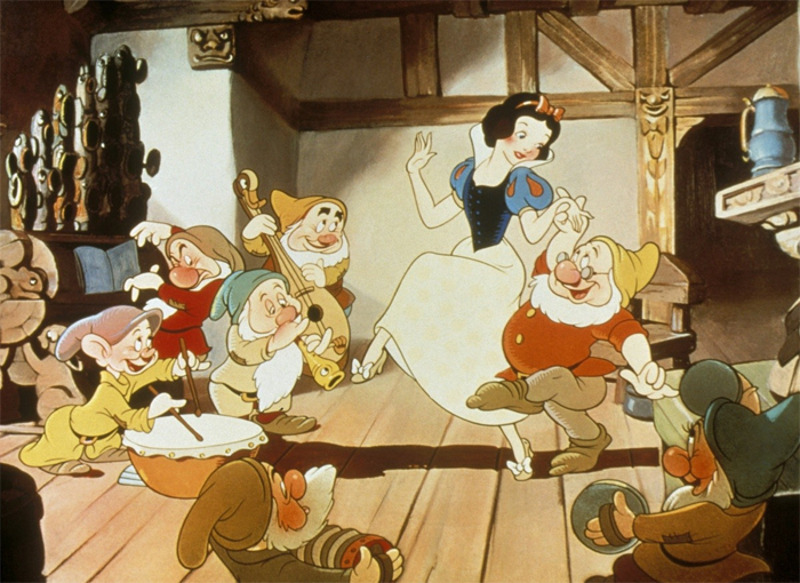 В «Белоснежке» мультипликатор реализовал новый прием: научил персонажей петь и танцевать