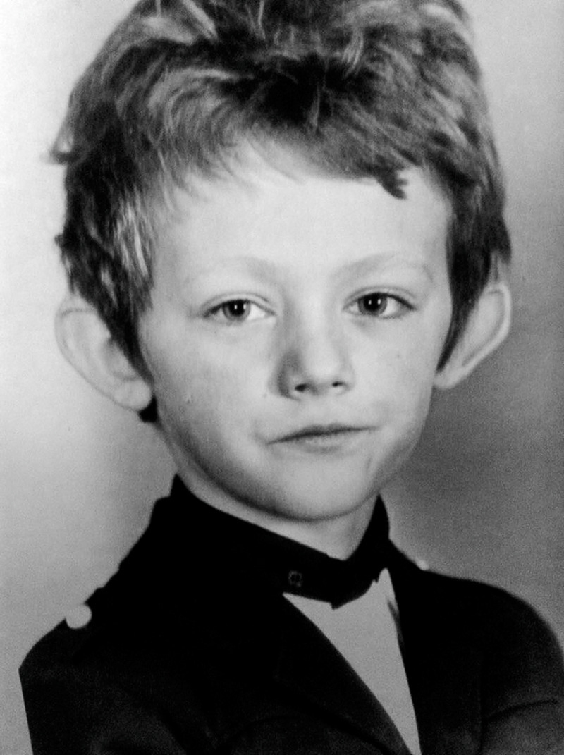 Детство нашего героя нельзя назвать безоблачным: его воспитывала мама