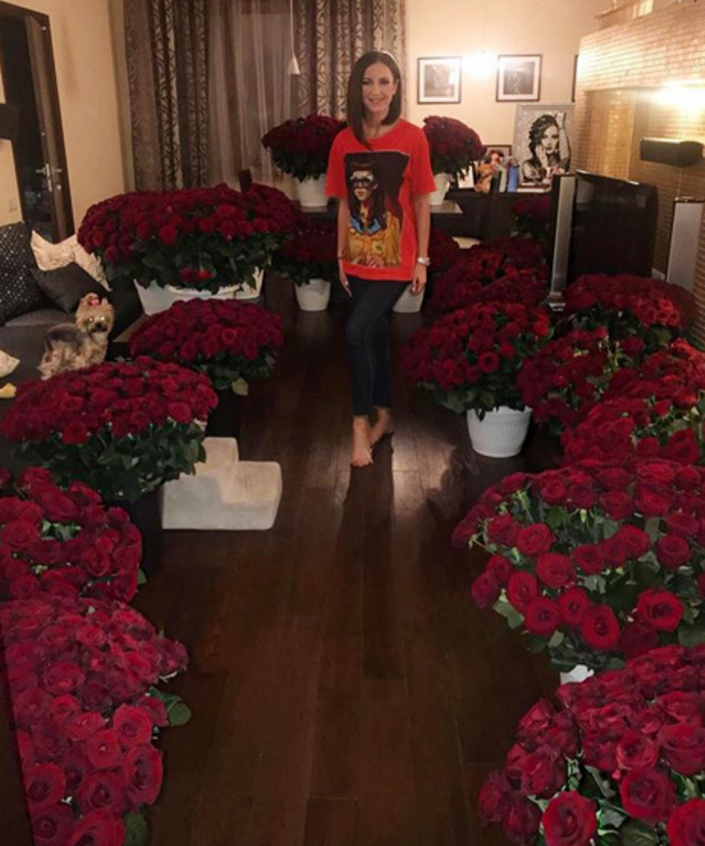 Ольгу Бузову завалили цветами