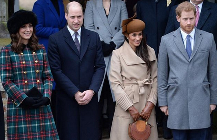 Королевская семья на службе в Сандрингеме