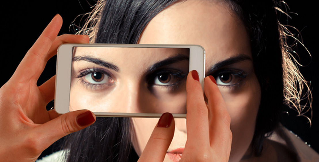 Позаботьтесь о коже вокруг глаз