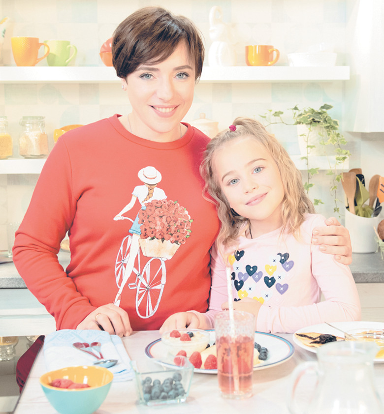 Тутта Ларсен с дочкой