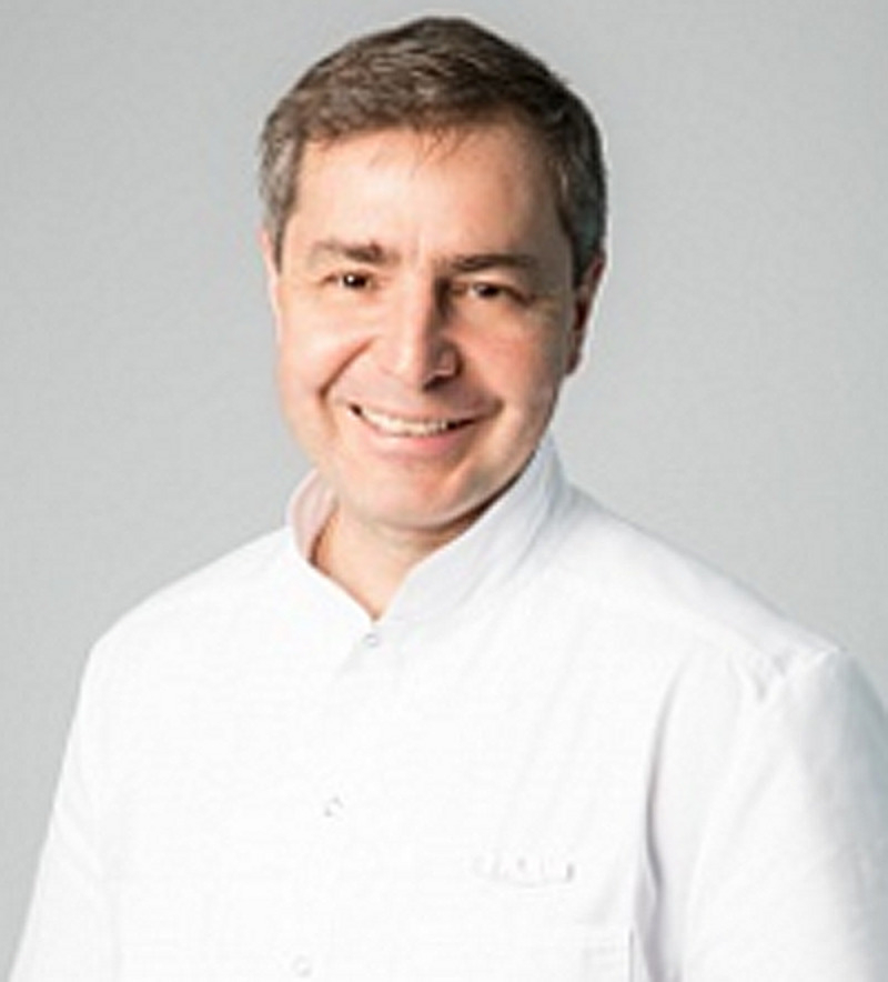 кандидат медицинских наук, врач-хирург высшей категории «Открытой клиники на Пресне” Андрей Бегма