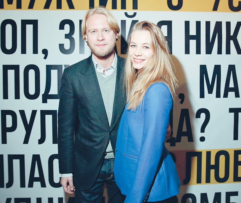 Актриса Светлана Устинова и продюсер Илья Стюарт мечтают на Новый год отключить телефоны и провести праздник на пляже