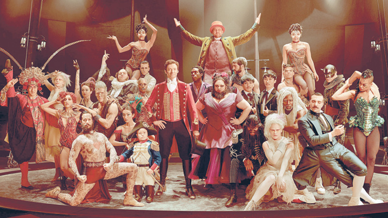 Художники и костюмеры, работавшие над фильмом «Величайший шоумен» воссоздали в кадре яркую атмосферу цирков шапито XIX века