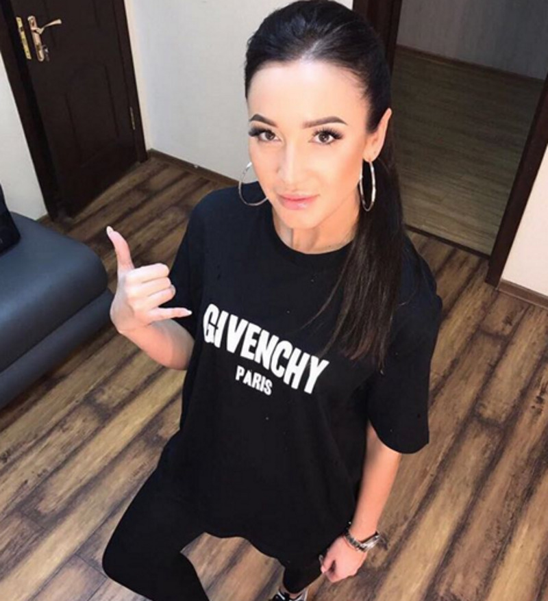 После развода Бузова изменила прическу и начала петь