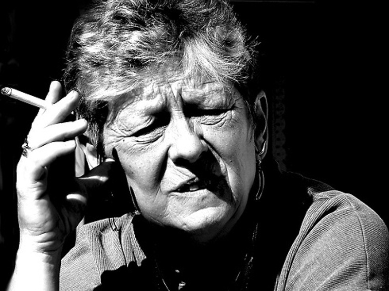 За своими дурными привычками, она не пропустит соринку в глазу не невестки