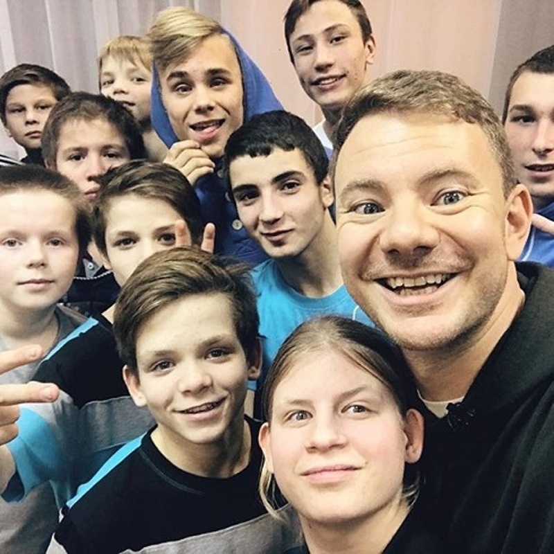 Артист с воспитанниками детского дома