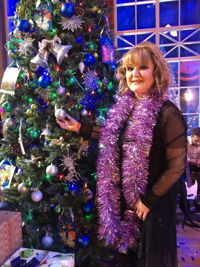 Исполнительница хитов "Миража" планирует нарядить елку по правилам. А пока "изучает" уже наряженные зеленые красавицы