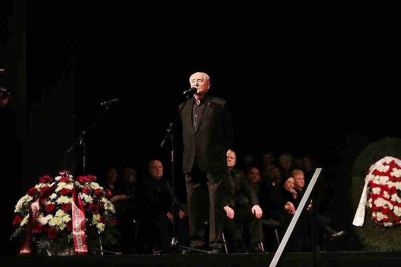 Марк Захаров на прощании с Леонидом Броневым