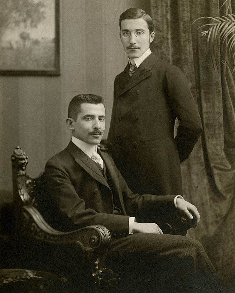 Стефан был вторым ребенком в семье. С братом Альфредом.