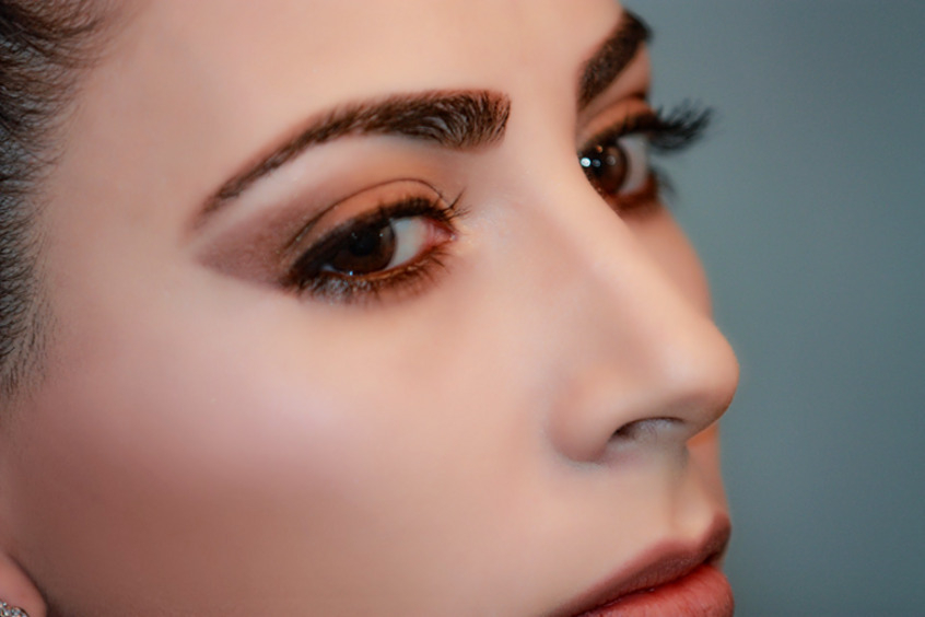 Правильно наносите тональный крем