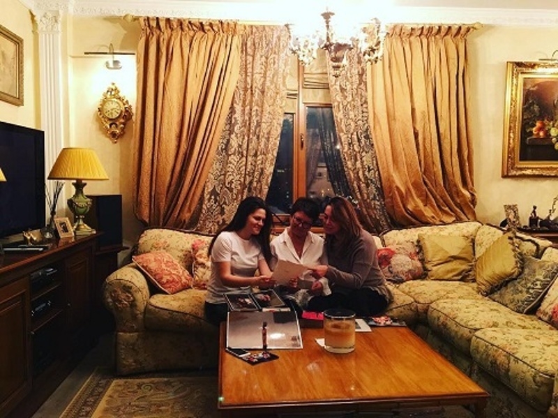 Наталья Фриске, ее мама и подруга перебирают старые фото