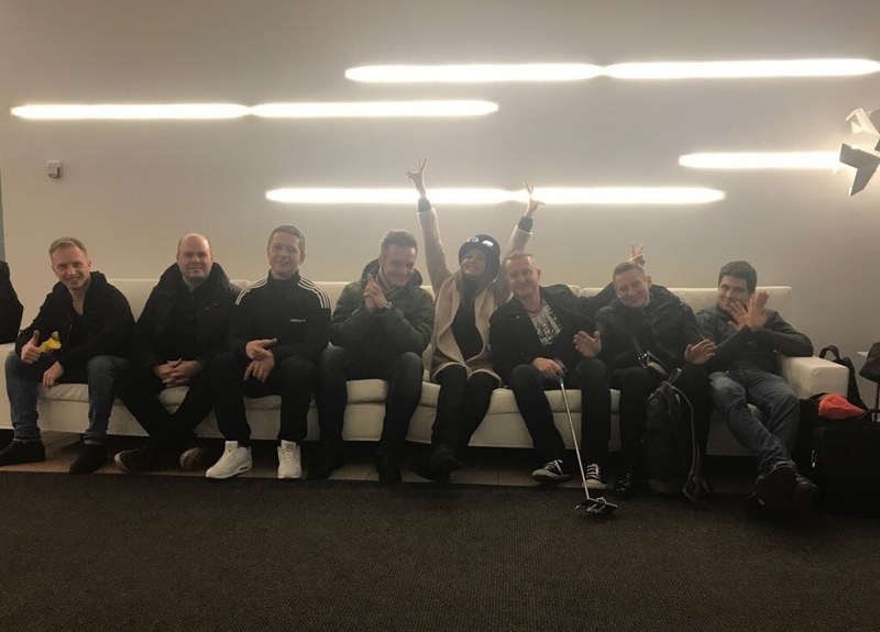 Благодаря мужскому коллективу артистке удалось вытащить автобус из кювета