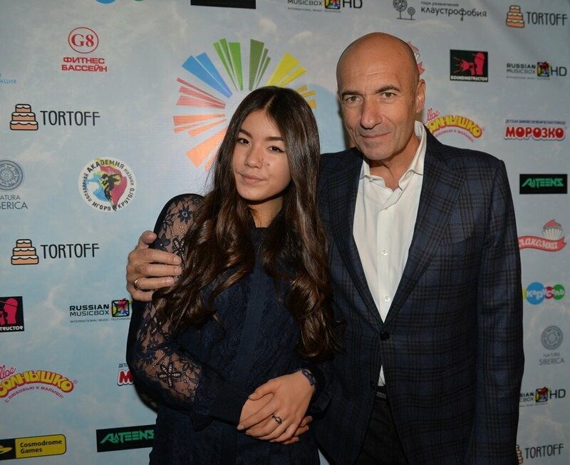 Перед конкурсом юная певица получила наставления от Игоря Крутого, Филиппа Киркорова, Димы Билана и других звезд отечественной эстрады