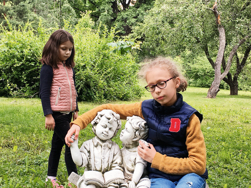 В семье уже подрастают две дочери Варвара (на фото – справа) и Саша, а теперь появился и сын