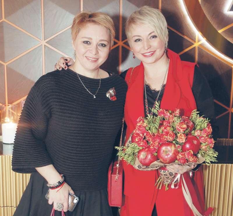 Певица Катя Лель в качестве поддержки взяла с собой сестру Ирину, которая также является директором певицы. Впрочем, в этот вечер девушки не столько работали, сколько общались с коллегами и наслаждались едой. В рамках диетических программ, конечно же