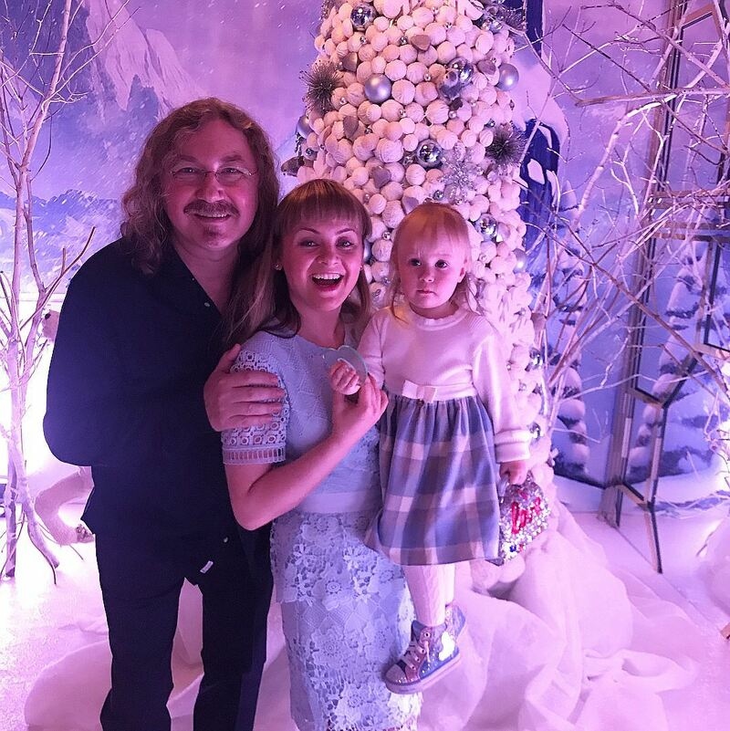 Игорь Николаев пришел с дочкой