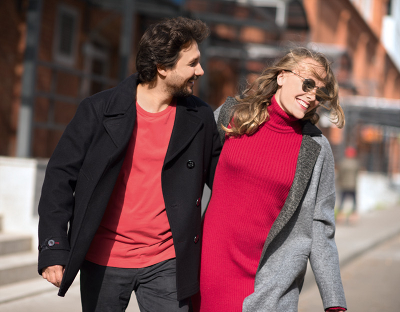 На Павле: пальто и брюки, все- Marina Yachting; футболка, Henry Cotton's. На Ольге: пальто, Svetlana Tegin; платье, Laroom