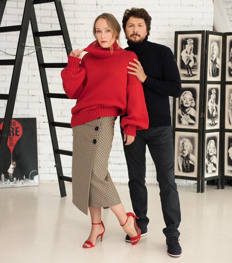 На Павле: джемпер и брюки, все – Marina Yachting; туфли, Zara. На Ольге: свитер, Laroom; юбка, Zara; босоножки, Stradivarius