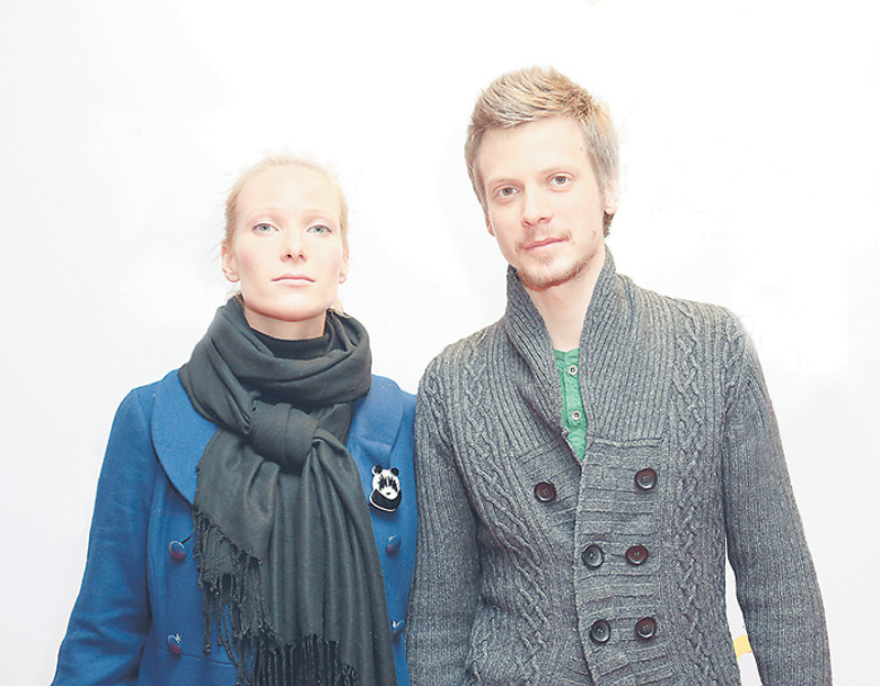 Анна Слю с отцом своих детей актером Владимиром Смирновым. По словам актрисы, сейчас сына и дочь она воспитывает одна