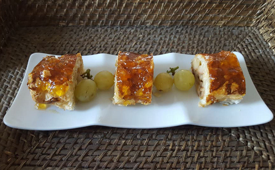 Слоеный рулет с жареными яблоками