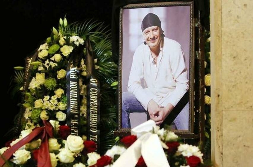 Десятки венков возложили на могилу Дмитрия Марьянова