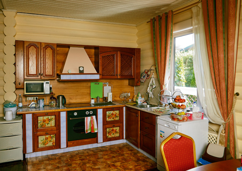 В интерьерах кухни присутствует немало элементов народного стиля