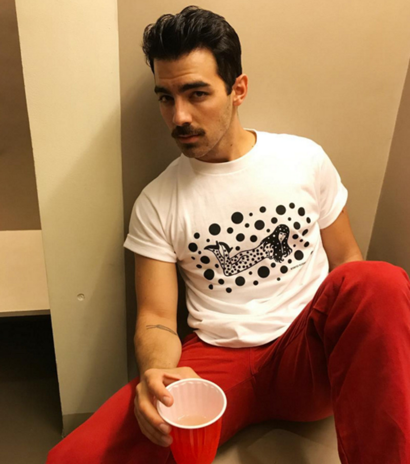 Жених Софи Тернер - певец Джо Джонас