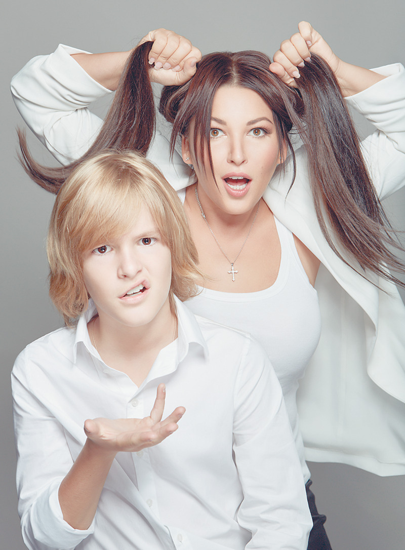 Ирина не тратит время на спортзалы, предпочитая почаще видеть сына Артема и своих подруг