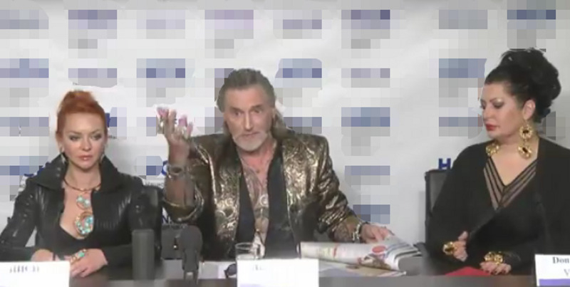 На встречу со СМИ Джигурда пришел в компании предполагаемой "любовницы" Донны Луны ( справа)