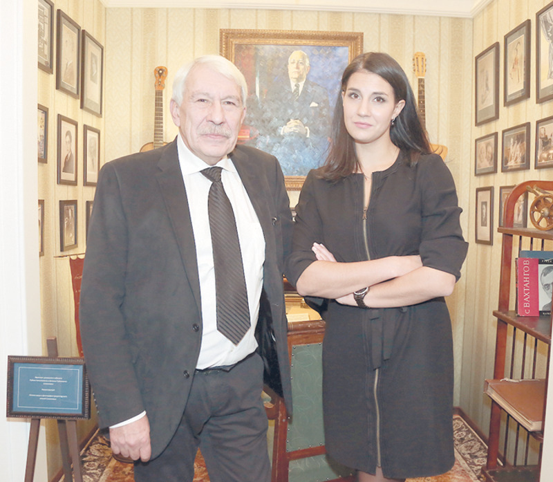 Наследники Евгения Симонова — сын Рубен и внучка Екатерина — продолжили знаменитую династию. Оба играют в театре, а девушка делает первые шаги в режиссуре. Фото сделано на фоне реконструкции домашнего кабинета Рубена и Евгения Симоновых