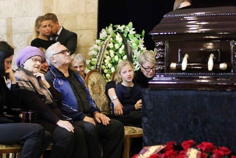 Дочь Дмитрия Марьянова Анфиса на прощании с отцом