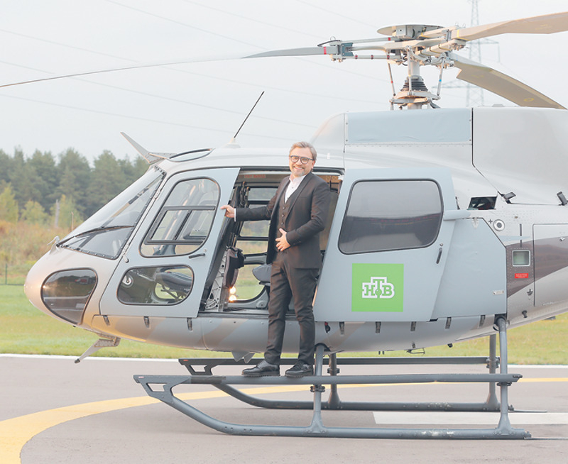 В трейлере программы «Специальный выпуск» Вадим Такменев весьма эффектно высаживается из вертолета. Подобный трюк выглядит отчасти рискованно, но именно так авторы программы хотят подчеркнуть основную идею нового проекта: «Пора спуститься с небес на землю