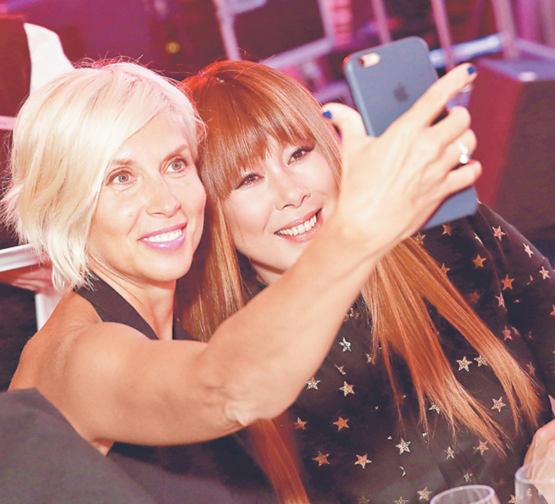 Алена Свиридова и Анита Цой успевали позировать и фотографам , и собственным телефонам