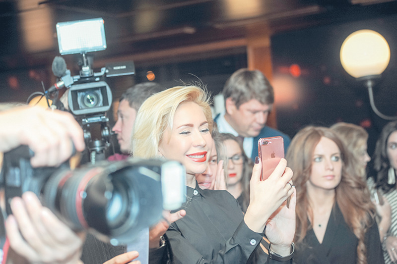 Анастасия Гребенкина присоединилась к фотографам и запечатлела выступление своей подруги Анны Семенович