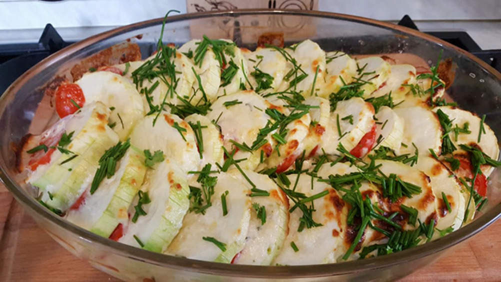 Кабачки, запеченные с помидорами и сыром