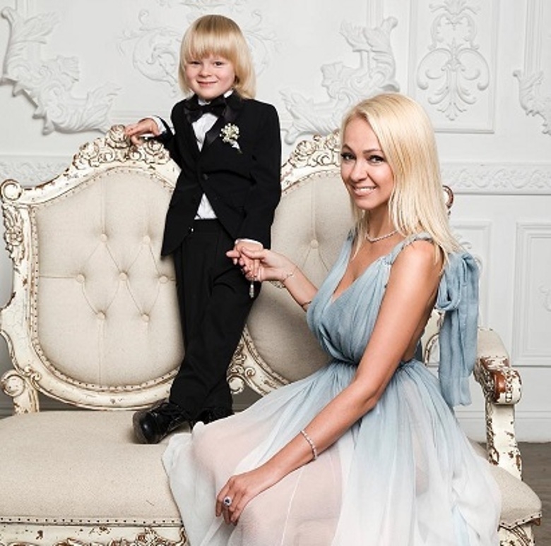 Яна Рудковская приучает сына зарабатывать с раннего детства