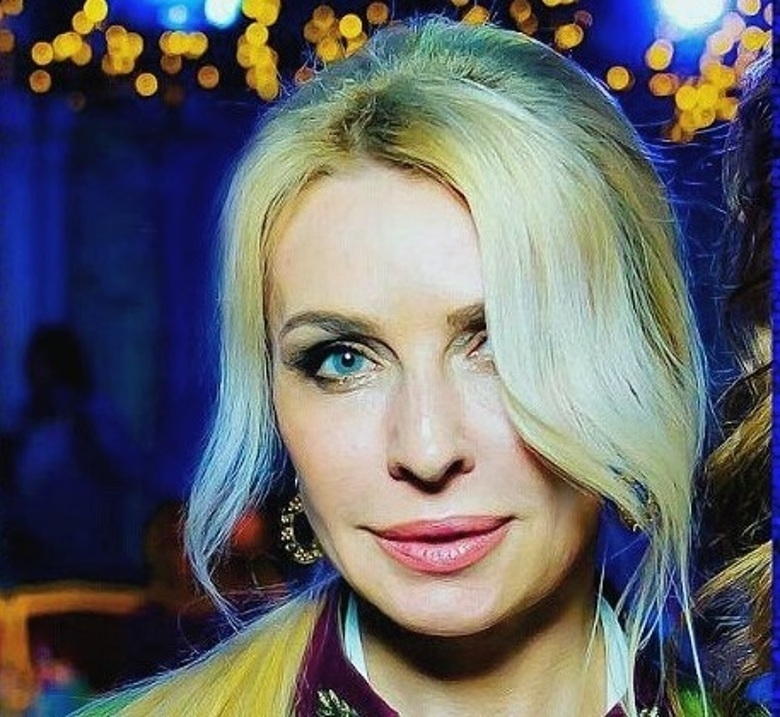 Татьяна Овсиенка вынуждена прятать лицо за волосами