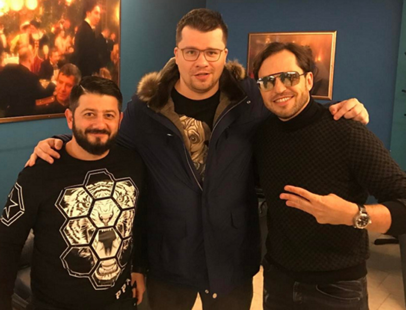 «Мужчине, который живет среди женщин, обязательно нужно общаться с представителями своего пола. Это необходимая перезагрузка. Долгое общение с женщинами делает психику подвижной», - шутит Ревва