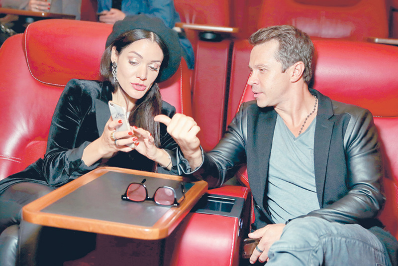 Павел Деревянко со спутницей