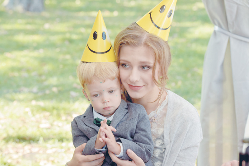 В кадре Лиза отлично смотрится в роли мамы. Актриса говорит, что прекрасно чувствует себя в детской компании