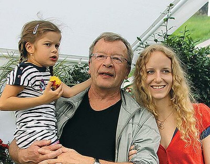 Виктор Ерофеев с женой Екатериной и дочкой Майей