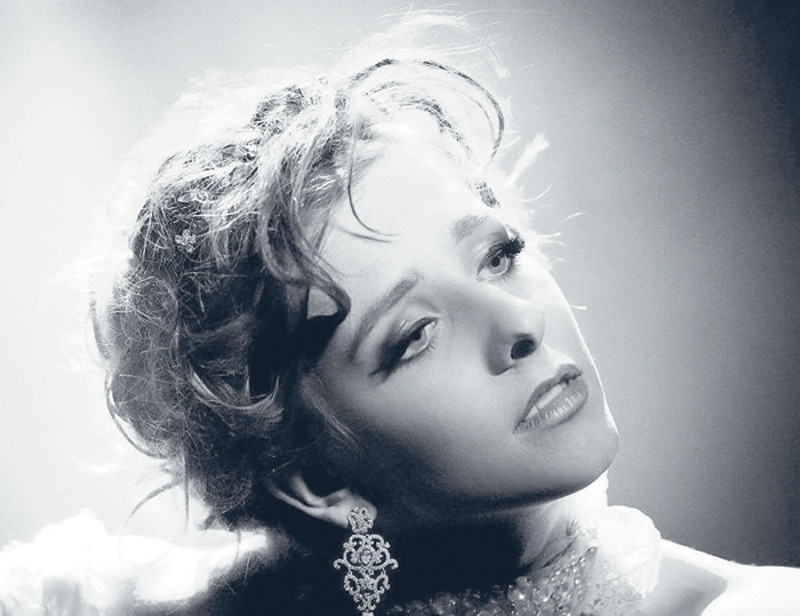 В спектакле «Заговор по-английски» Лиза предстала в неожиданном ретрообразе