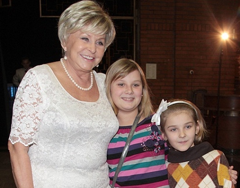 Ангелина Вовк с внучатыми племянницами