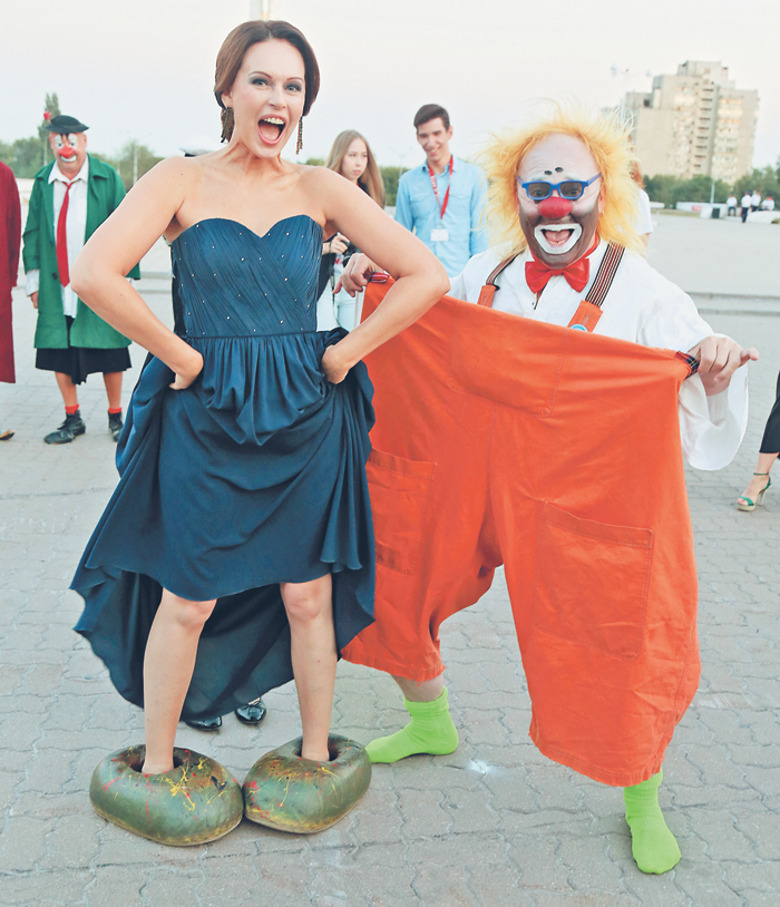 Ирина Безрукова на церемонии открытия сразу нашла общий язык с артистами шоу «Лицедеи»