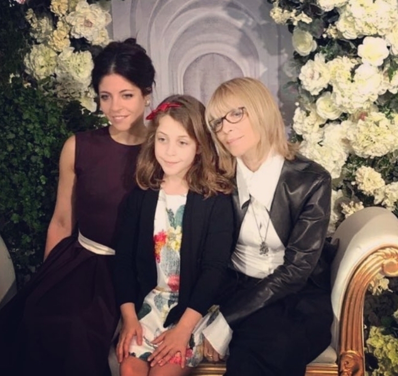 Вера Глаголева с дочерью Анной Нахапетовой и внучкой