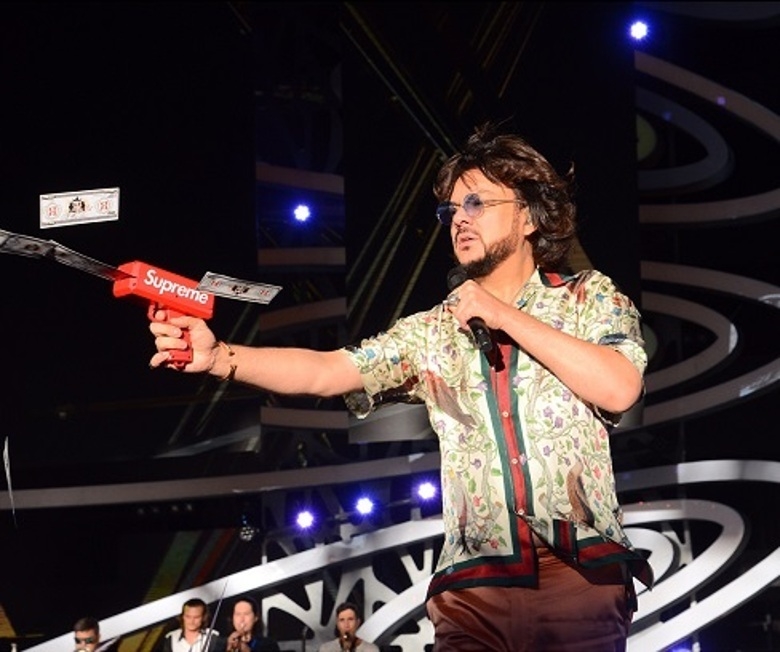 Пока папа развлекался на сцене, дети хотели спать