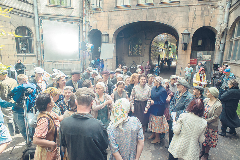 В отличие от других сериалов, «Комиссаршу» снимали по большей части в естественных декорациях. Необходимая фактура нашлась в городах Ленинградской области